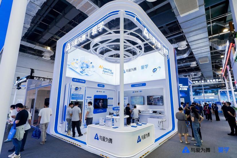 2026WAIC：AI智能体加速落地，与爱为舞打造 “AI 学习实验室”