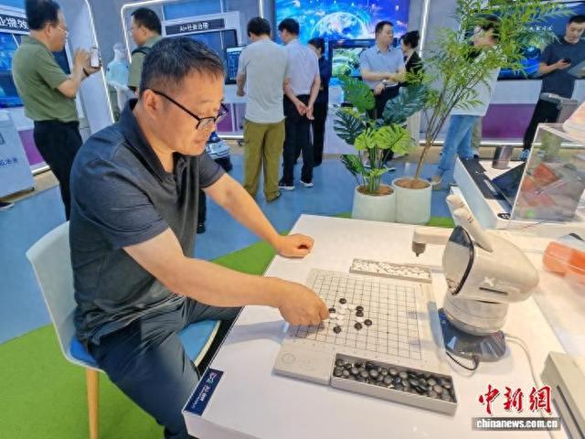 游客体验AI围棋机器人下棋。谷华 摄